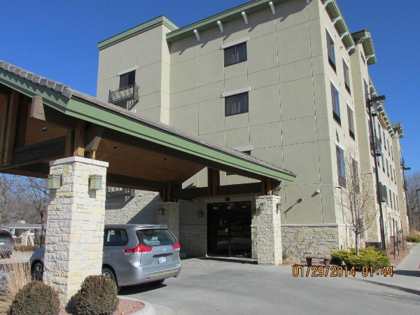 Parkwood Inn & Suites image 3